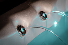 Load image into Gallery viewer, Spa de nage eco energetique - 6500 $ de rabais sur swim spa - financement disponible .