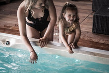 Load image into Gallery viewer, Spa de nage eco energetique - 6500 $ de rabais sur swim spa - financement disponible .