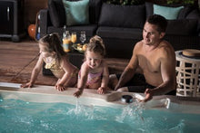 Load image into Gallery viewer, Spa de nage eco energetique - 6500 $ de rabais sur swim spa - financement disponible .