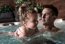 Load image into Gallery viewer, Spa de nage eco energetique - 6500 $ de rabais sur swim spa - financement disponible .
