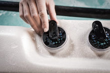 Load image into Gallery viewer, Spa de nage eco energetique - 6500 $ de rabais sur swim spa - financement disponible .